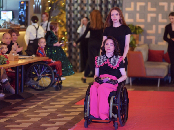 &laquo;Хрустальные принцессы&raquo;: в Челнах прошел показ мод в числе девченок-людей с ограниченными возможностями