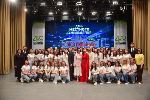 В Набережных Челнах одарили городских служащих 