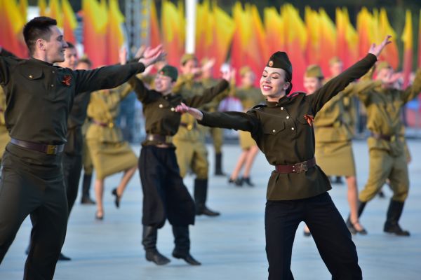 &laquo;Славе не меркнуть. Памяти &ndash; жить!&raquo;: тысячи человек посмотрели представление на майдане 