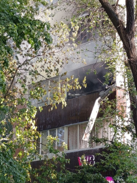 Горят балконы на двух этажах: в Челнах в доме в центре города был хлопок Горят балконы на двух этажах: в Челнах в доме в центре города был хлопок