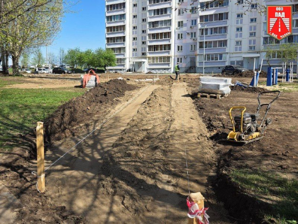 Во дворе дома 60/16 в Челнах расширяют парковку и тротуары Во дворе дома 60/16 в Челнах расширяют парковку и тротуары