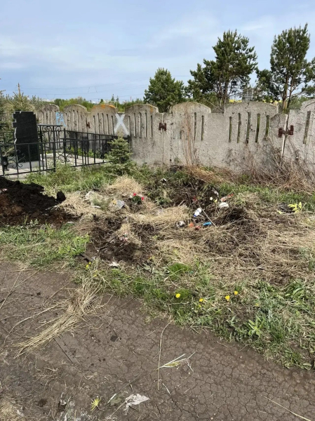 Кладбище в Челнах очищают от стихийного навала мусора