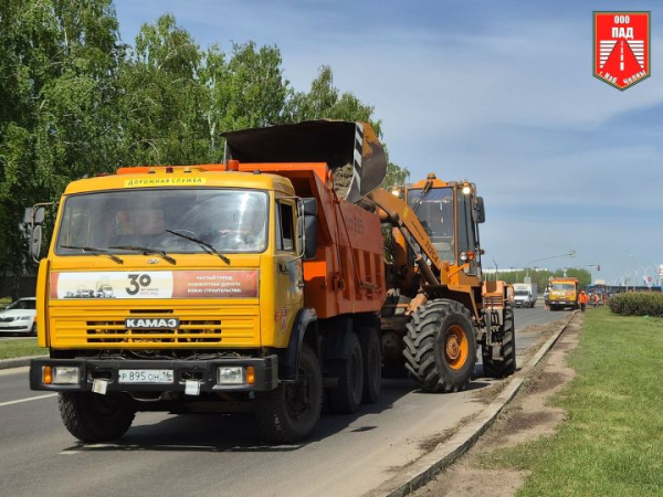 На проспекте Джалиля срезают грунт на газоне, чтобы грязь не смывало на дорогу На проспекте Джалиля срезают грунт на газоне, чтобы грязь не смывало на дорогу