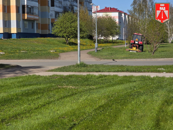 В Челнах начали косить траву на дорогах для безопасности и борьбы с клещами