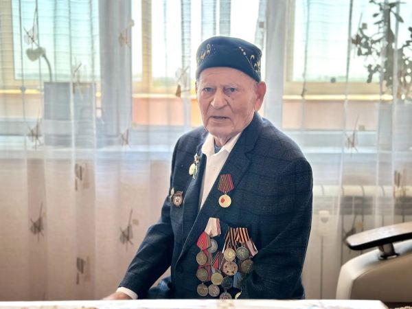 В Набережных Челнах поздравили 99-летнего ветерана с наступающим Днем Победы 