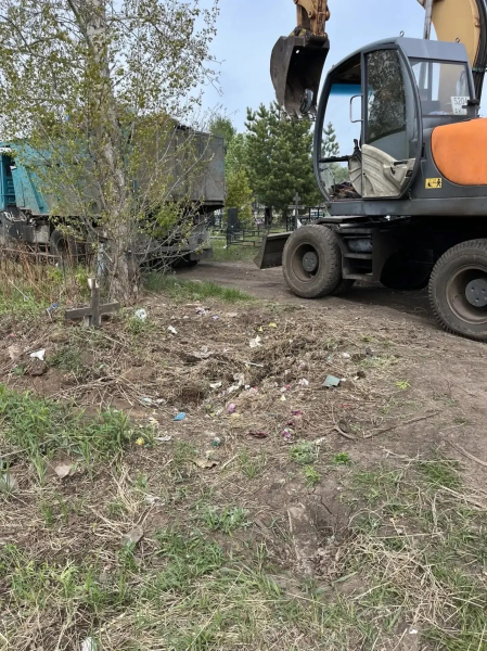 Кладбище в Челнах очищают от стихийного навала мусора