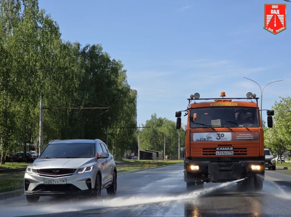 В Набережных Челнах начали поливать дороги от жары В Набережных Челнах начали поливать дороги от жары