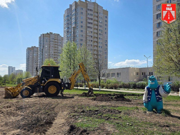 Во дворе дома 60/16 в Челнах расширяют парковку и тротуары Во дворе дома 60/16 в Челнах расширяют парковку и тротуары