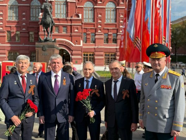 Наиль Магдеев возложили цветы к Могиле Неизвестного Солдата в Москве 