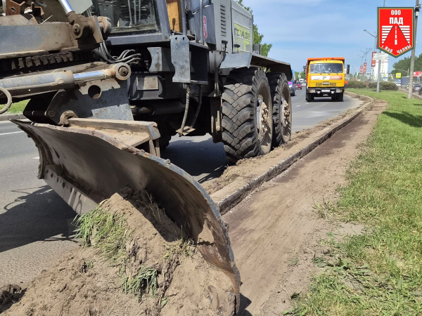 На проспекте Джалиля срезают грунт на газоне, чтобы грязь не смывало на дорогу На проспекте Джалиля срезают грунт на газоне, чтобы грязь не смывало на дорогу