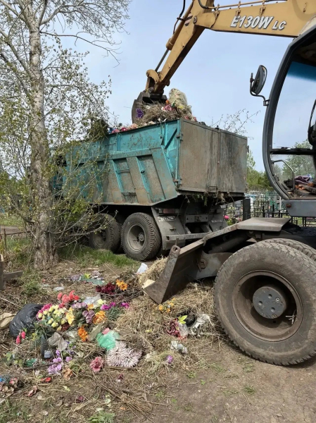 Кладбище в Челнах очищают от стихийного навала мусора