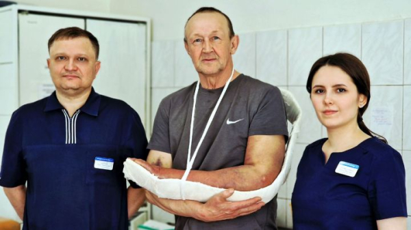 Укусили и змея, и клещ: мужчина чудом выжил после прогулки за крапивой