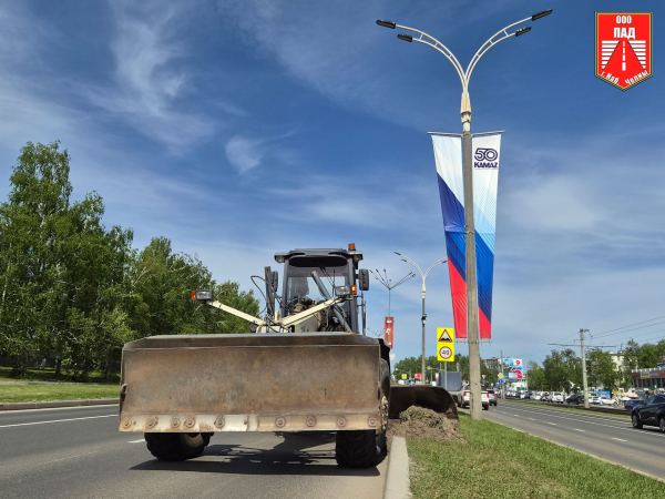 На проспекте Джалиля срезают грунт на газоне, чтобы грязь не смывало на дорогу На проспекте Джалиля срезают грунт на газоне, чтобы грязь не смывало на дорогу