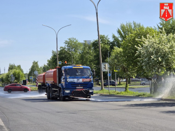 В Набережных Челнах начали поливать дороги от жары В Набережных Челнах начали поливать дороги от жары