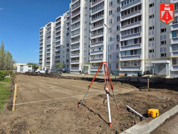 Во дворе дома 60/16 в Челнах расширяют парковку и тротуары Во дворе дома 60/16 в Челнах расширяют парковку и тротуары