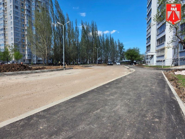 Во дворе дома 60/16 в Челнах расширяют парковку и тротуары Во дворе дома 60/16 в Челнах расширяют парковку и тротуары