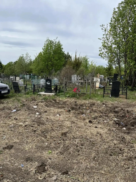 Кладбище в Челнах очищают от стихийного навала мусора