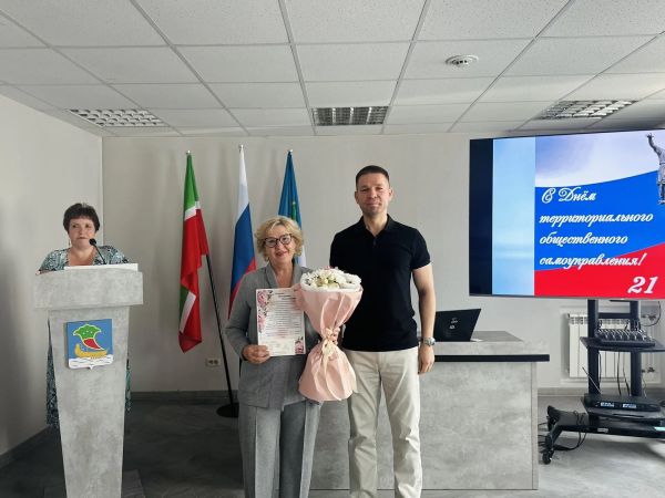 В Комсомольском районе наградили активных председателей ТОС 