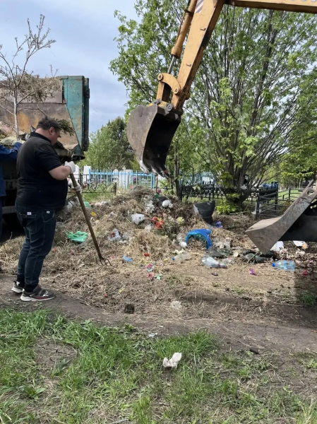 Кладбище в Челнах очищают от стихийного навала мусора