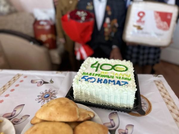 В Набережных Челнах поздравили 99-летнего ветерана с наступающим Днем Победы 