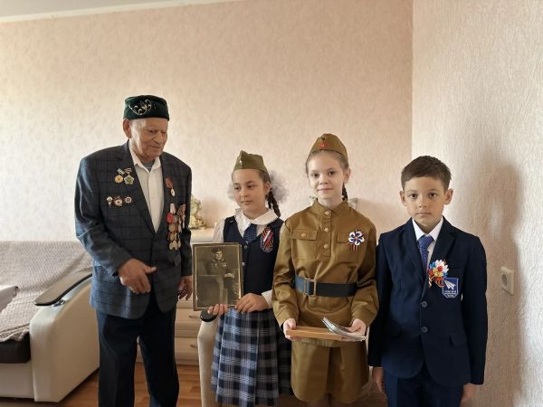 В Набережных Челнах поздравили 99-летнего ветерана с наступающим Днем Победы 
