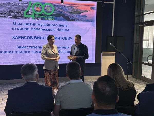 В Набережных Челнах депутат передал музею коллекционную медаль КАМАЗа В Набережных Челнах депутат передал музею коллекционную медаль КАМАЗа