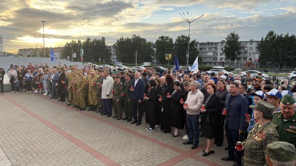Челнинцы зажгли свечки в память о жертв во Второй мировой войне Челнинцы зажгли свечки в память о жертв во Второй мировой войне