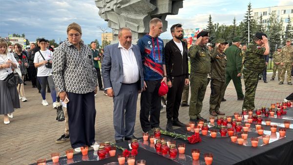 Челнинцы зажгли свечки в память о жертв во Второй мировой войне Челнинцы зажгли свечки в память о жертв во Второй мировой войне