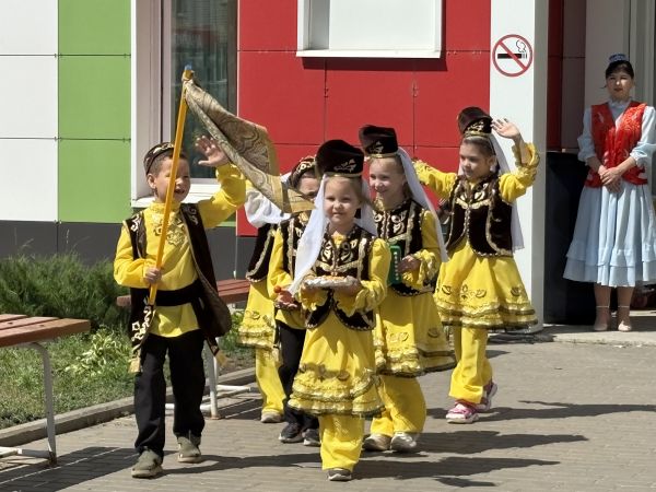 Юные челнинцы с задором встретили Сабантуй Юные челнинцы с задором встретили Сабантуй