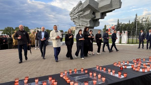 Челнинцы зажгли свечки в память о жертв во Второй мировой войне Челнинцы зажгли свечки в память о жертв во Второй мировой войне