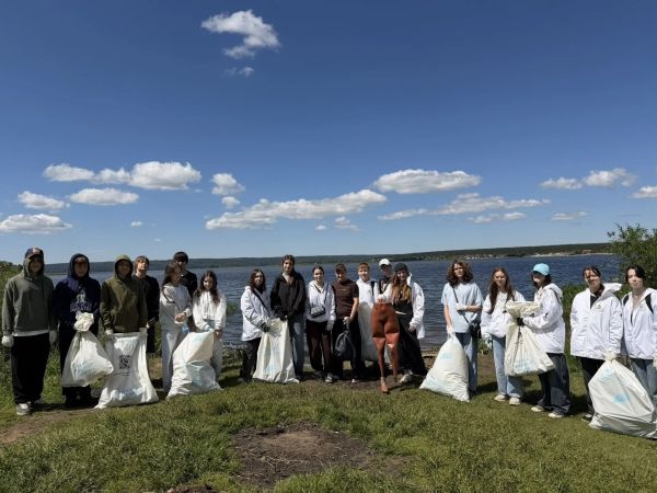 Волонтеры центра «Орион» очистили берег реки Камы Волонтеры центра «Орион» очистили берег реки Камы