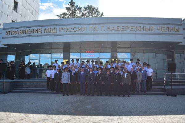 Наиль Магдеев поздравил челнинских сотрудников правоохранительных органов с 50-летием гарнизона милиции Наиль Магдеев поздравил челнинских сотрудников правоохранительных органов с 50-летием гарнизона милиции