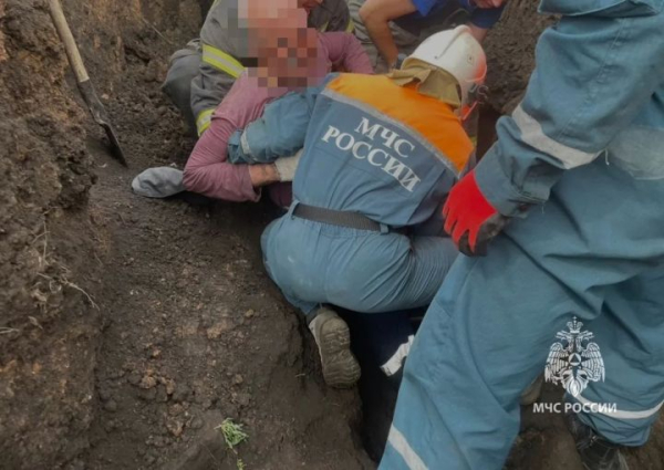 В Челнах двух рабочих завалило землей: их увезли в БСМП