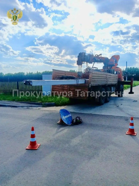 В Татарстане 15-летний мальчик погиб, наехав на столбы, торчащие из грузовика В Татарстане 15-летний мальчик погиб, наехав на столбы, торчащие из грузовика