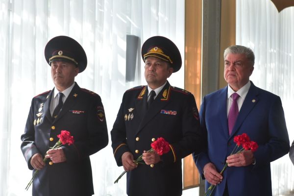 Наиль Магдеев поздравил челнинских сотрудников правоохранительных органов с 50-летием гарнизона милиции Наиль Магдеев поздравил челнинских сотрудников правоохранительных органов с 50-летием гарнизона милиции