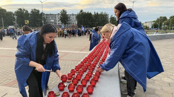 Челнинцы зажгли свечки в память о жертв во Второй мировой войне Челнинцы зажгли свечки в память о жертв во Второй мировой войне