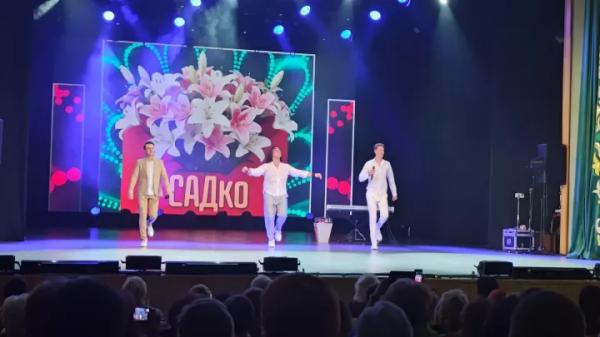 В Челнах артистам группы «САДко» подарили пакеты с молоком В Челнах артистам группы «САДко» подарили пакеты с молоком