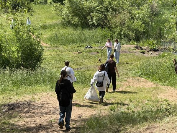Волонтеры центра «Орион» очистили берег реки Камы Волонтеры центра «Орион» очистили берег реки Камы
