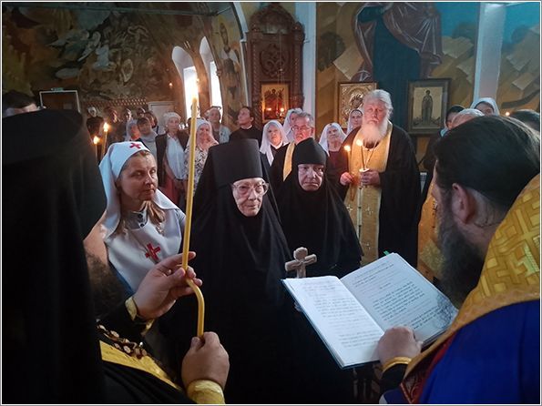 В Орловской церкви 87-летнюю челнинку посвятили в монахини В Орловской церкви 87-летнюю челнинку посвятили в монахини