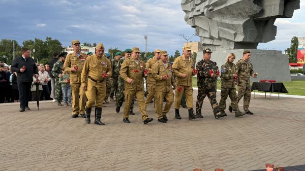 Челнинцы зажгли свечки в память о жертв во Второй мировой войне Челнинцы зажгли свечки в память о жертв во Второй мировой войне