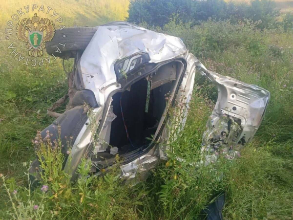 В Татарстане водитель и пассажирка иномарки скончались после опрокидывания в кювет