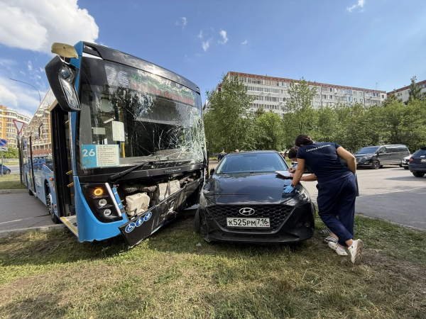 «Лобовуха» всмятку: в Челнах автобус попал в ДТП с легковым автомобилем «Лобовуха» всмятку: в Челнах автобус попал в ДТП с легковым автомобилем