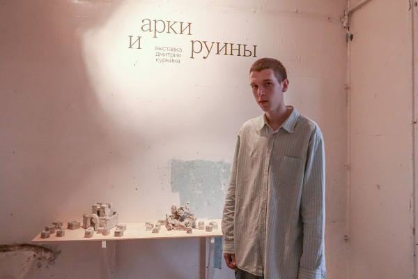 На дебаркадере в Челнах открыли две выставки: «Появление места» и «Арки и руины» На дебаркадере в Челнах открыли две выставки: «Появление места» и «Арки и руины»