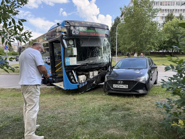 «Лобовуха» всмятку: в Челнах автобус попал в ДТП с легковым автомобилем «Лобовуха» всмятку: в Челнах автобус попал в ДТП с легковым автомобилем