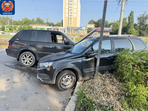 «Гранта» после столкновения с Land Rover сбила женщину на тротуаре «Гранта» после столкновения с Land Rover сбила женщину на тротуаре