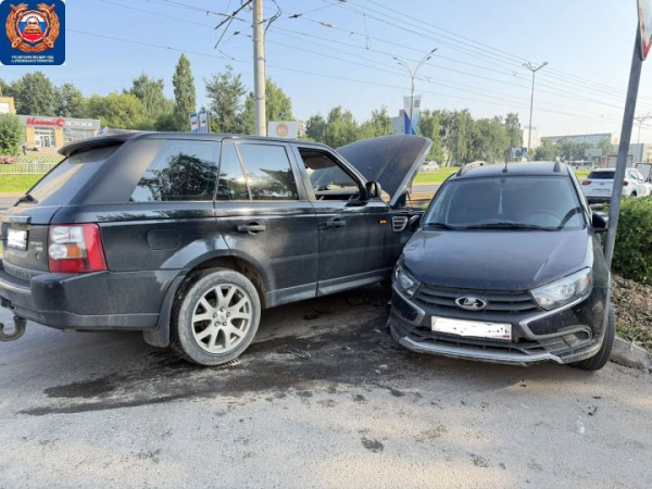 «Гранта» после столкновения с Land Rover сбила женщину на тротуаре «Гранта» после столкновения с Land Rover сбила женщину на тротуаре