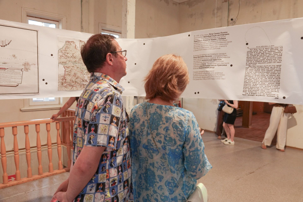 На дебаркадере в Челнах открыли две выставки: «Появление места» и «Арки и руины» На дебаркадере в Челнах открыли две выставки: «Появление места» и «Арки и руины»