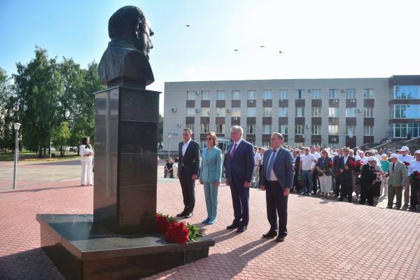 День строителя-2026 начинается с возложения цветов к памятнику Евгению Батенчуку День строителя-2026 начинается с возложения цветов к памятнику Евгению Батенчуку