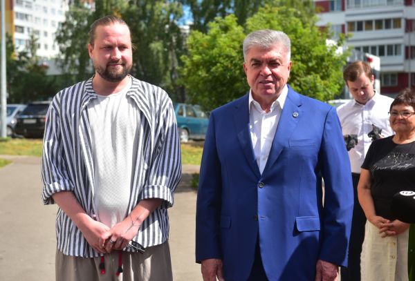 Мурал про семью украсил многоэтажку в Набережных Челнах 
