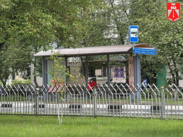В Челнах молодежь на «Приоре» вылетела на остановочный павильон В Челнах молодежь на «Приоре» вылетела на остановочный павильон